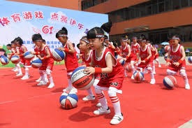 为什么内野手在接捕高飞球时习惯性地拍打手套以保持指尖的触感